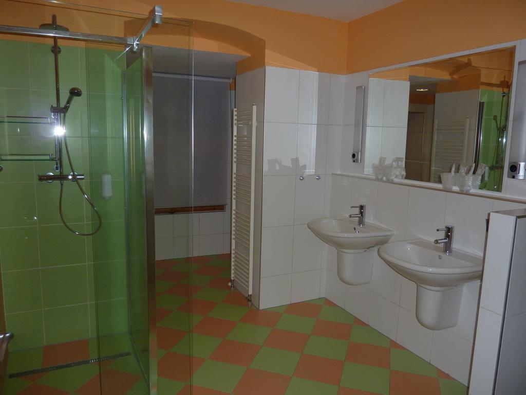 Apartments And Suites Кремница Стая снимка