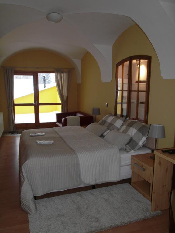 Apartments And Suites Кремница Стая снимка