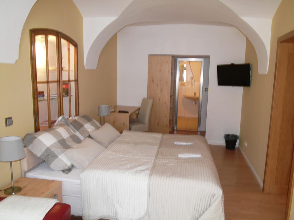 Apartments And Suites Кремница Стая снимка
