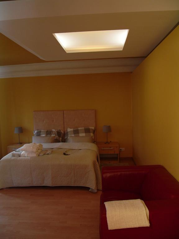 Apartments And Suites Кремница Екстериор снимка