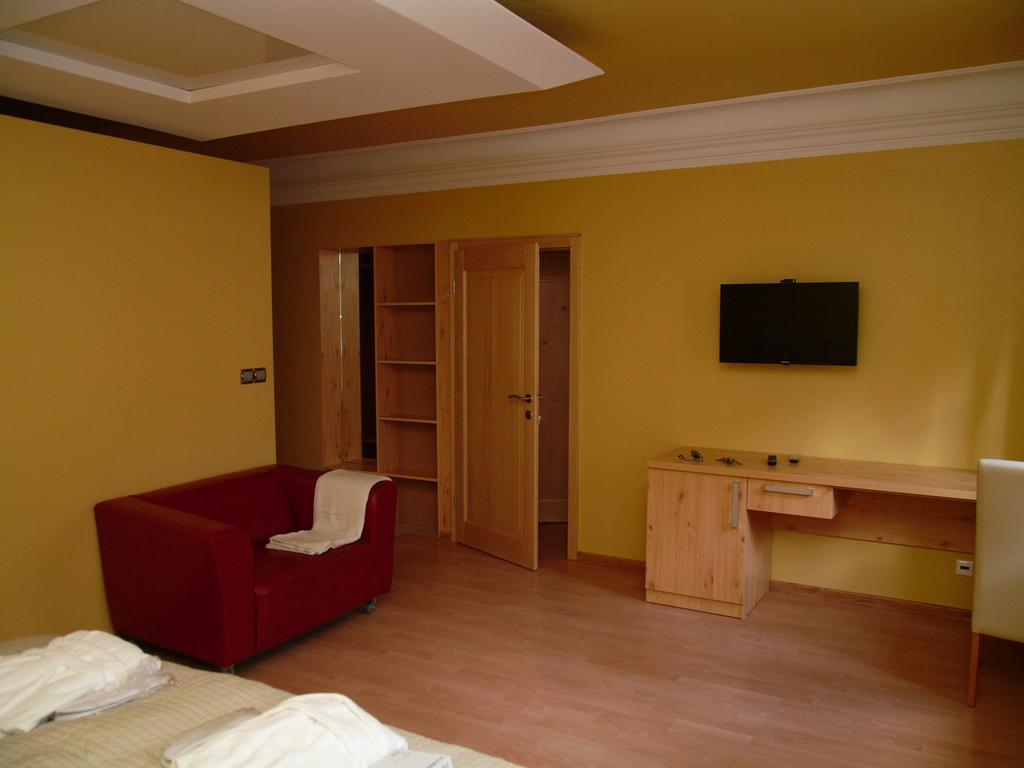 Apartments And Suites Кремница Стая снимка