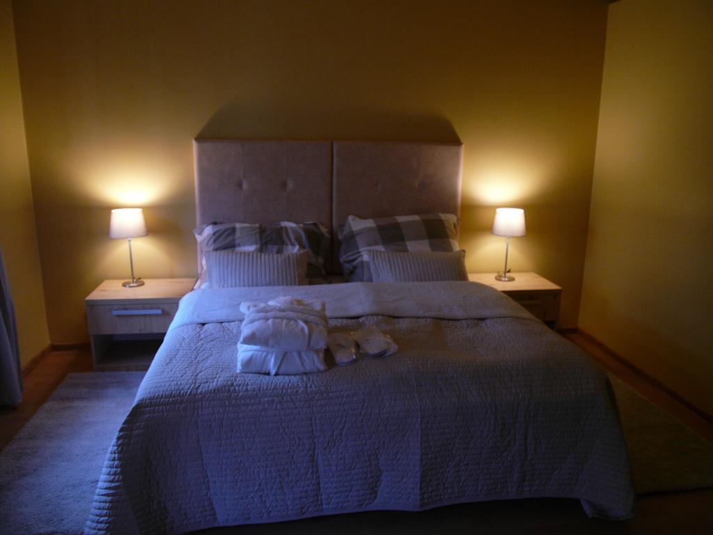 Apartments And Suites Кремница Екстериор снимка
