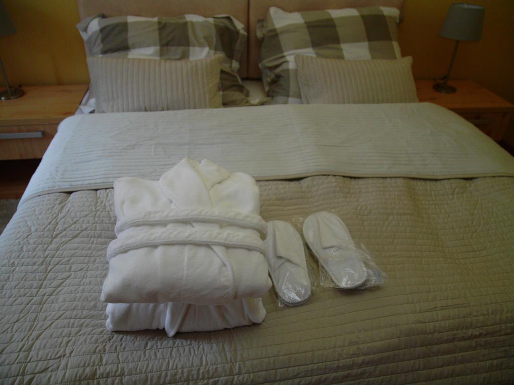 Apartments And Suites Кремница Екстериор снимка